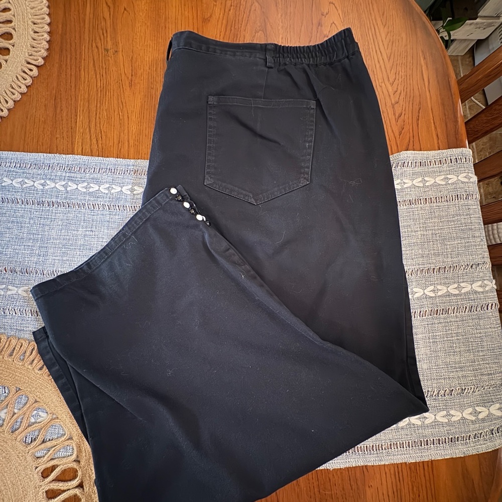 Ruby Rd. Black Capris with Pearl Accents